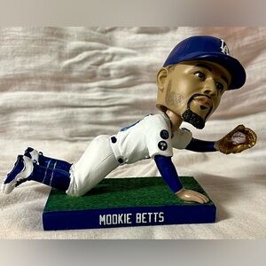 Mookie Betts Los Angeles DODGERS Golden Glove bobblehead. Brand new in b…